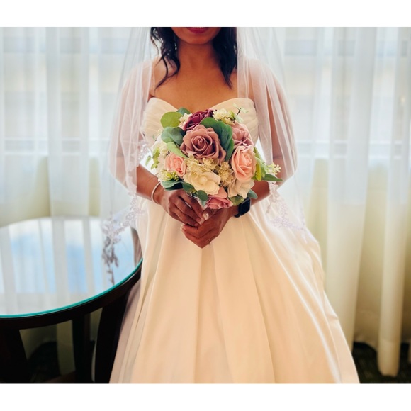 Wedding Dress with veil. Worn once!!! Cleaned and restored